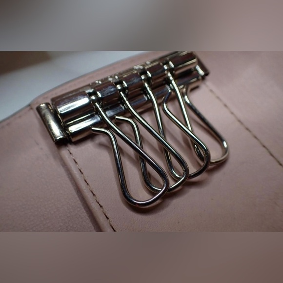 Authentic Louis Vuitton Key Holder Case Monogram Mahina Magnolia w/COA - Picture 7 of 12